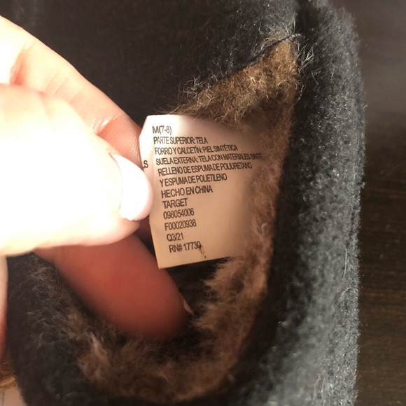 Size 7/8 black fuzzy slippers - Picture 9 of 9